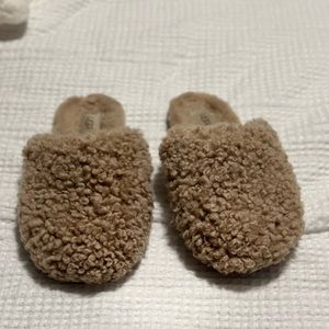 UGG maxi curly slides